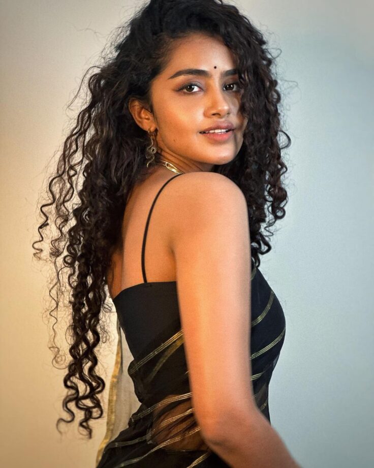 Uff Haye Garmi: Anupama Parameswaran looks sizzling hot in transparent  black saree, looks sensuous in long curly hair | IWMBuzz