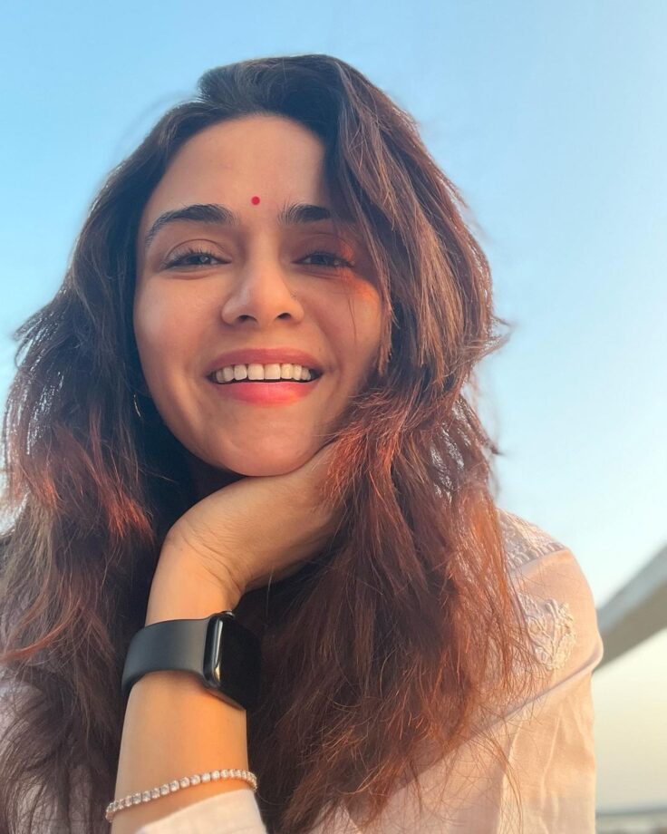 Amruta Khanvilkar shared a selfie picture in a white chikankari Kurta outfit says, 'I have two moods' 754891