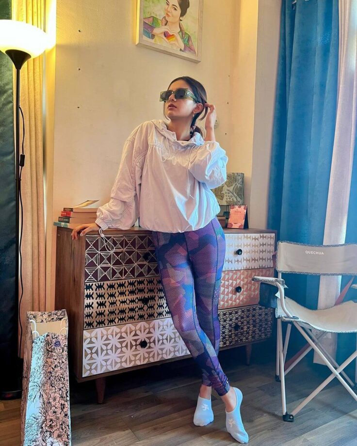 Anushka Sen flaunts curvaceous midriff in pink bralette and yoga pants, see ASAP 762110