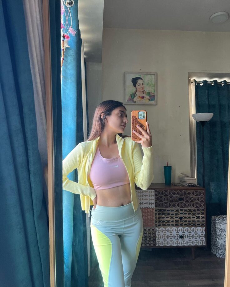 Anushka Sen flaunts curvaceous midriff in pink bralette and yoga pants, see ASAP 762106