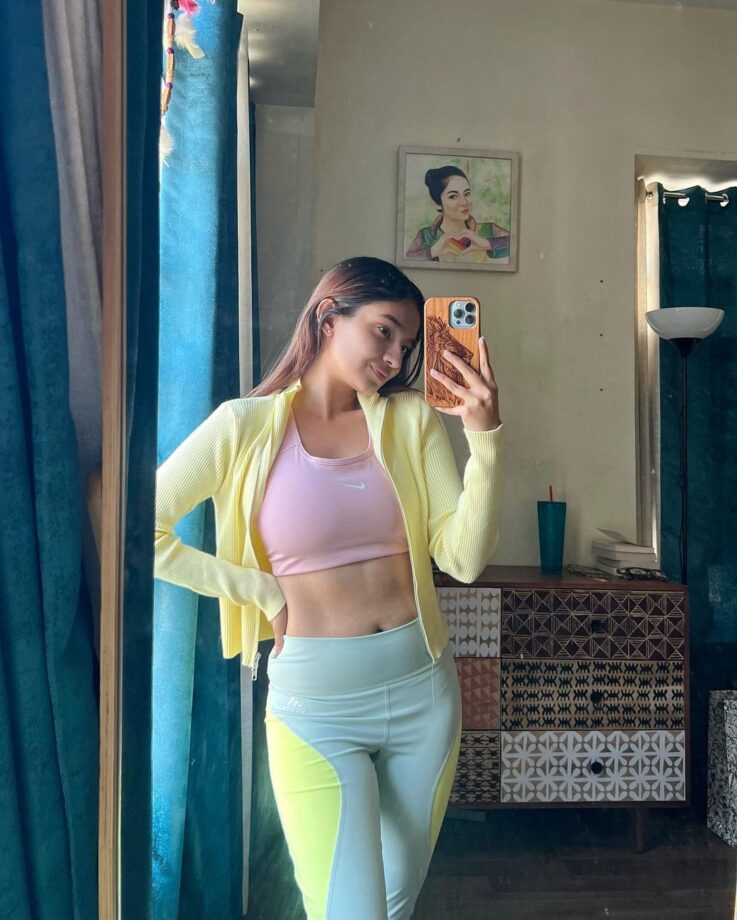 Anushka Sen flaunts curvaceous midriff in pink bralette and yoga pants, see ASAP 762107