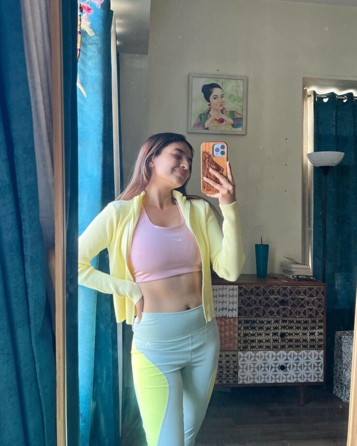 Anushka Sen flaunts curvaceous midriff in pink bralette and yoga pants, see ASAP 762108