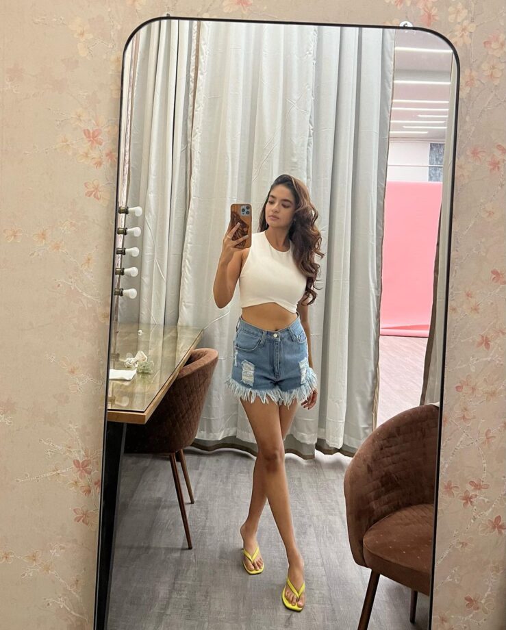 Anushka Sen's strong mirror selfie game is killer 758045