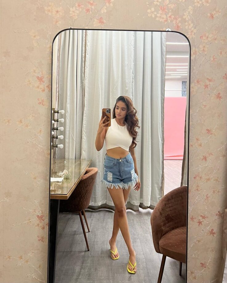Anushka Sen's strong mirror selfie game is killer 758046
