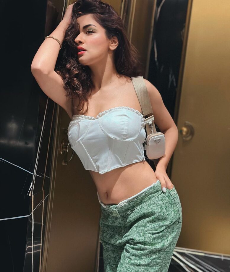 Avneet Kaur takes oomph game by storm, looks irresistible in white bralette 763820