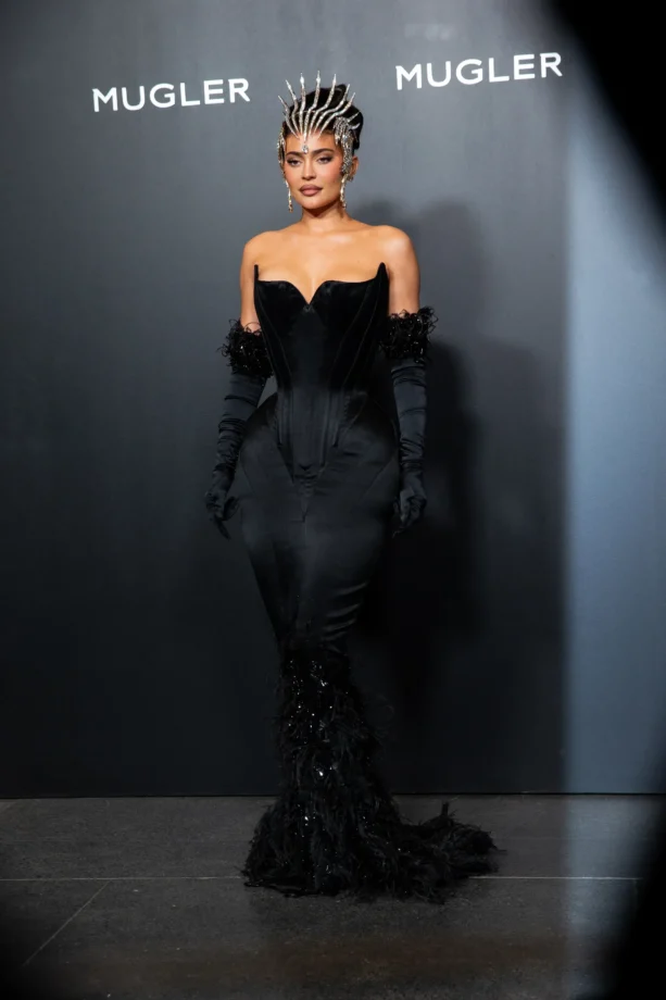 Bella Hadid, Zendaya Coleman, Sydney Sweeney, And Others' Epitome Of Beauty In Black On Red Carpet 760459