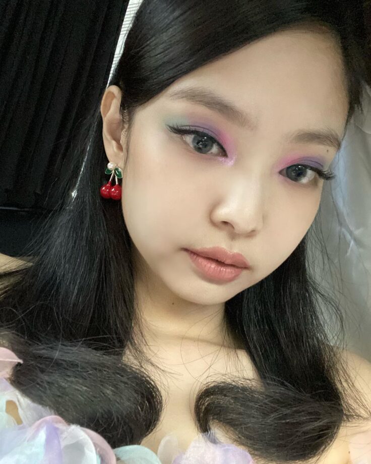 Blackpink Jennie’s Captivating Eye Makeup For Your Festive Vibe 756653