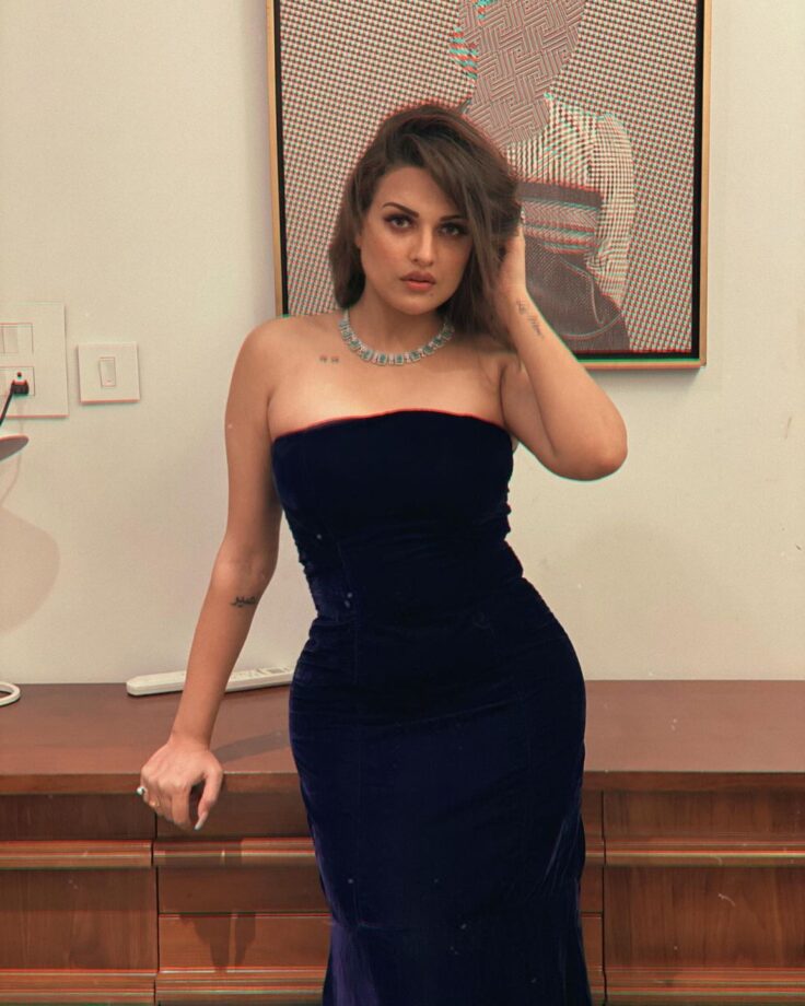 Check-Out Himanshi Khurana In Bold Bodycon Dresses 757259