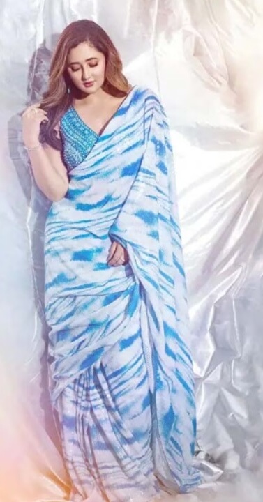 Divyanka Tripathi to Rashami Desai: TV Divas Dazzle in Blue Sarees: A Fashion Showdown 763191