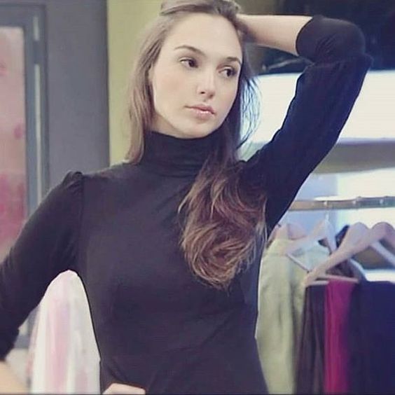 Gal Gadot's Fashion Game: 5 Outfits That Will Leave You Mesmerized 760681