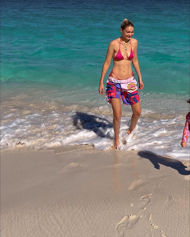 Gigi Hadid’s beach day looks in style with daughter Khai 760639