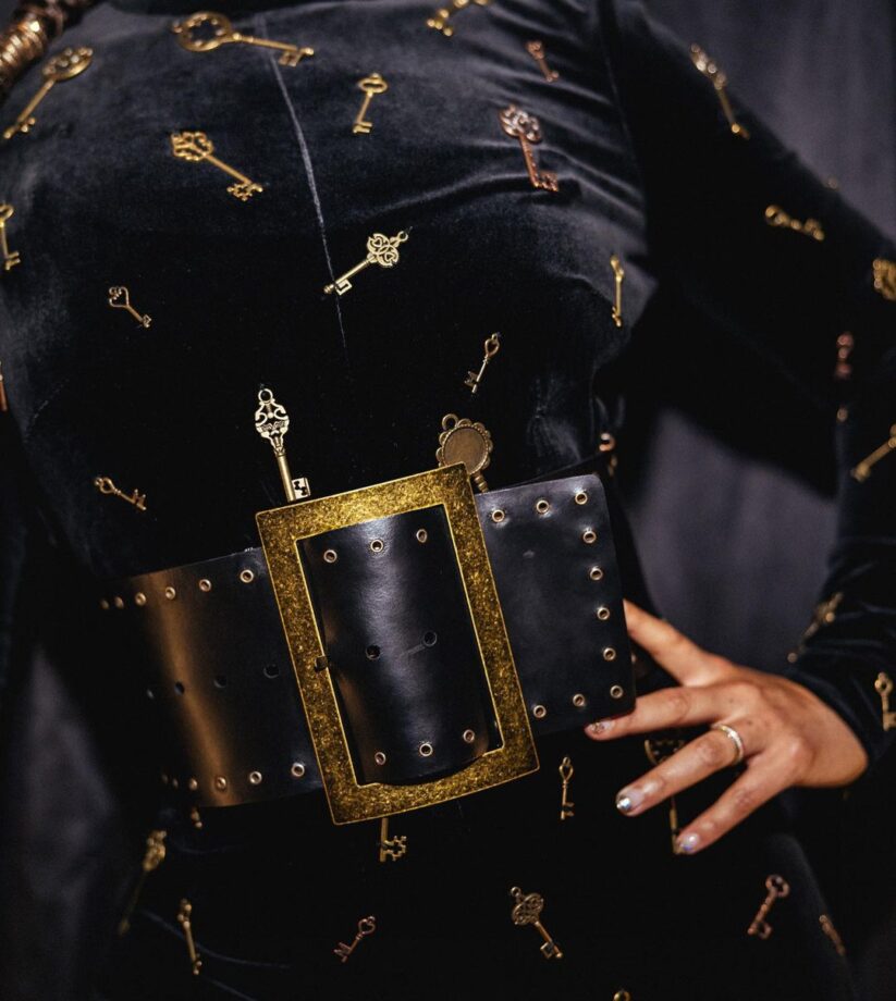 In Pics: Alicia Keys Looks Fiery Hot In Black Velvet Turtleneck Keys Print Outfit 761865
