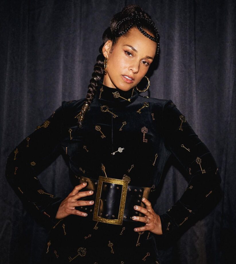 In Pics: Alicia Keys Looks Fiery Hot In Black Velvet Turtleneck Keys Print Outfit 761861
