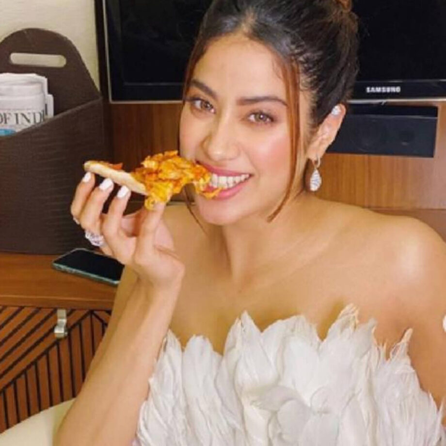 Janhvi Kapoor Is A Cheat Meal Lover; Check Out Unseen Pics 764297