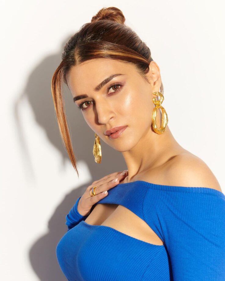 Kriti Sanon is stabbing hearts with perfection in blue lace outfit, see pics 764540