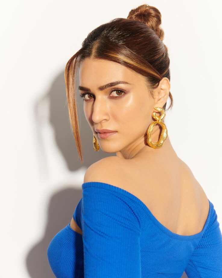 Kriti Sanon is stabbing hearts with perfection in blue lace outfit, see pics 764547