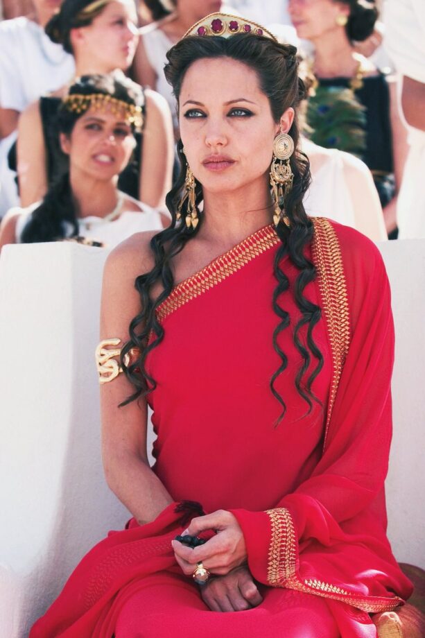 List of Hollywood celebrities who effortlessly pulled off the saree style, from Julia Roberts to Pamela Aderson 763789