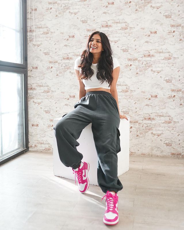 Malavika Mohanan Shared A Stunning Picture In White Crop Top And Cargo Joggers, See Pics! 764069