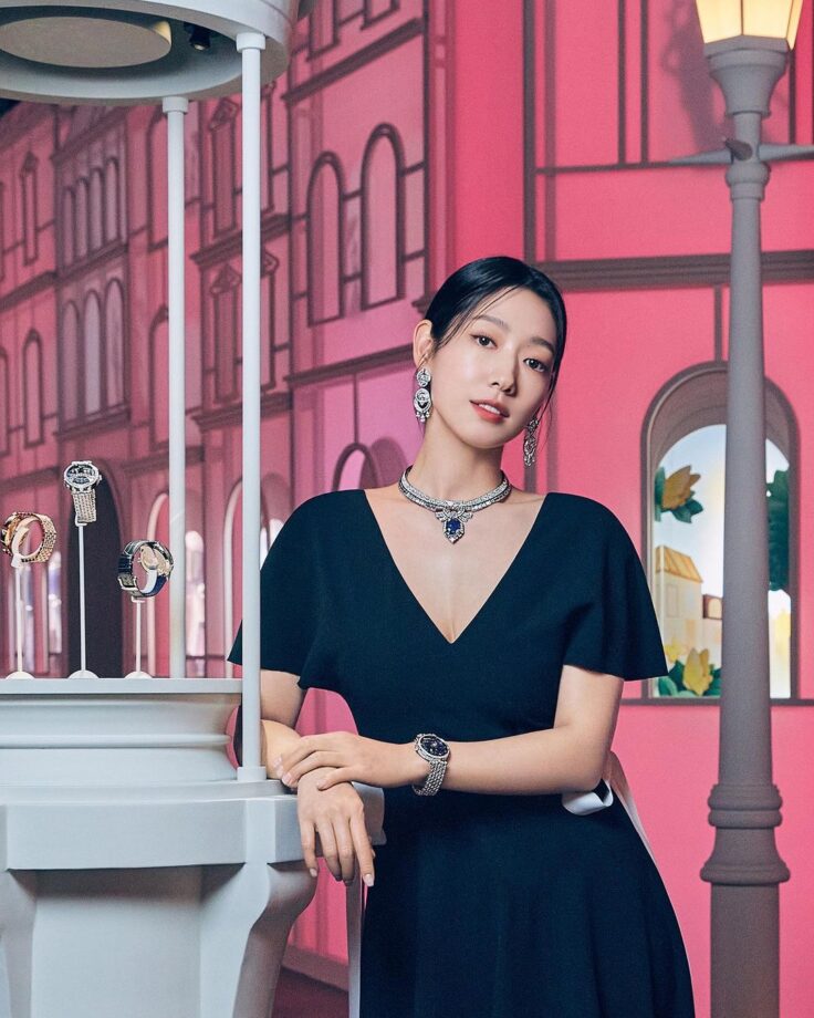 Park Shin-hye Looks Queen In Black Gown; See Pics Now 757074