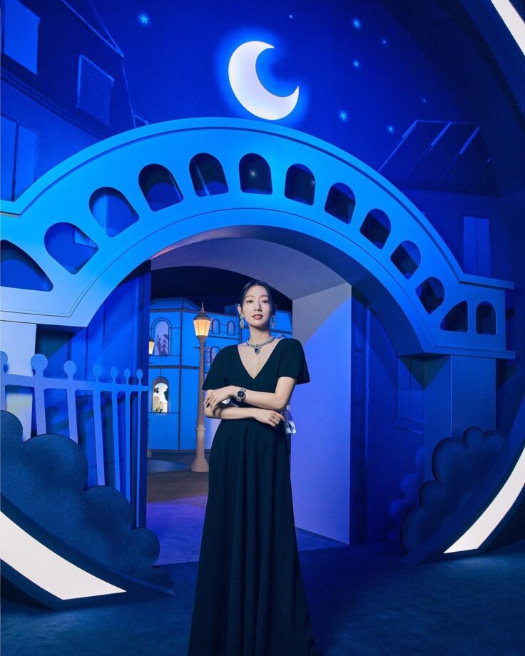 Park Shin-hye Looks Queen In Black Gown; See Pics Now 757075