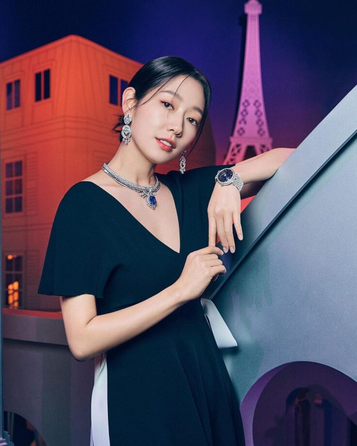 Park Shin-hye Looks Queen In Black Gown; See Pics Now 757071