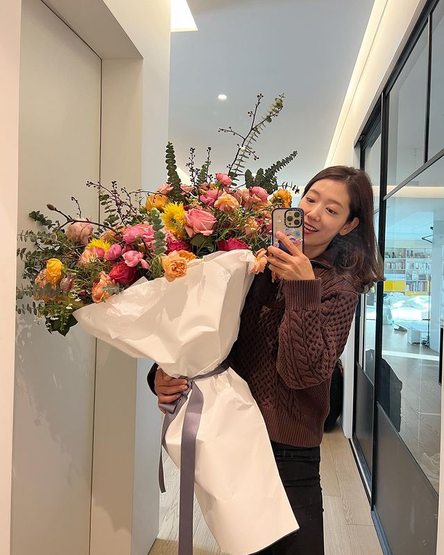 Park Shin-hye Wishes Happy New Year With Bouquet In Hand; See Pics 760777