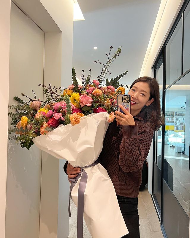 Park Shin-hye Wishes Happy New Year With Bouquet In Hand; See Pics 760776