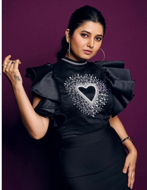 Prajaktta Mali Is The Shining Black Beauty In This Outfit; Check Here 761949