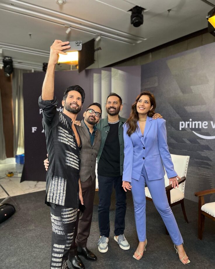 Raashi Khanna's epic selfie with Shahid Kapoor, Raj & DK and Vijay Sethupathi 756801