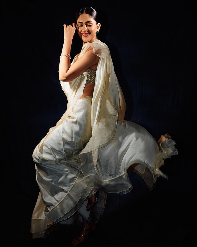 Samantha Ruth Prabhu To Mrunal Thakur: 5 Ways To Style White Sarees 761518