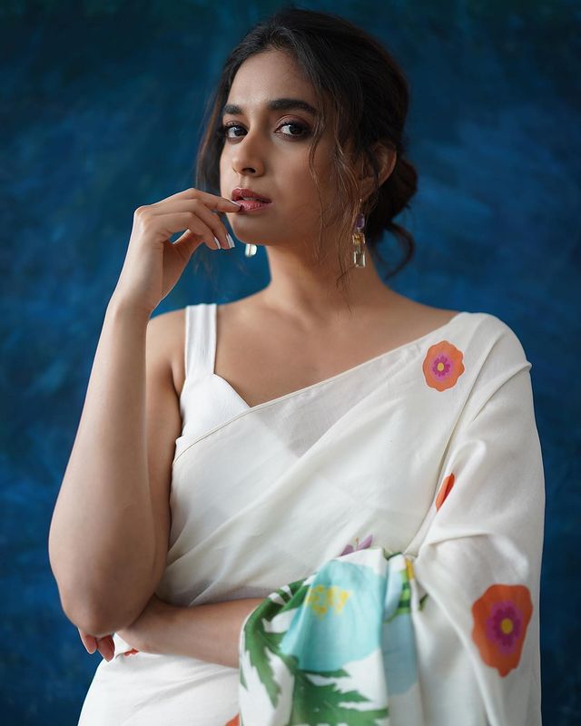 Samantha Ruth Prabhu To Mrunal Thakur: 5 Ways To Style White Sarees 761511