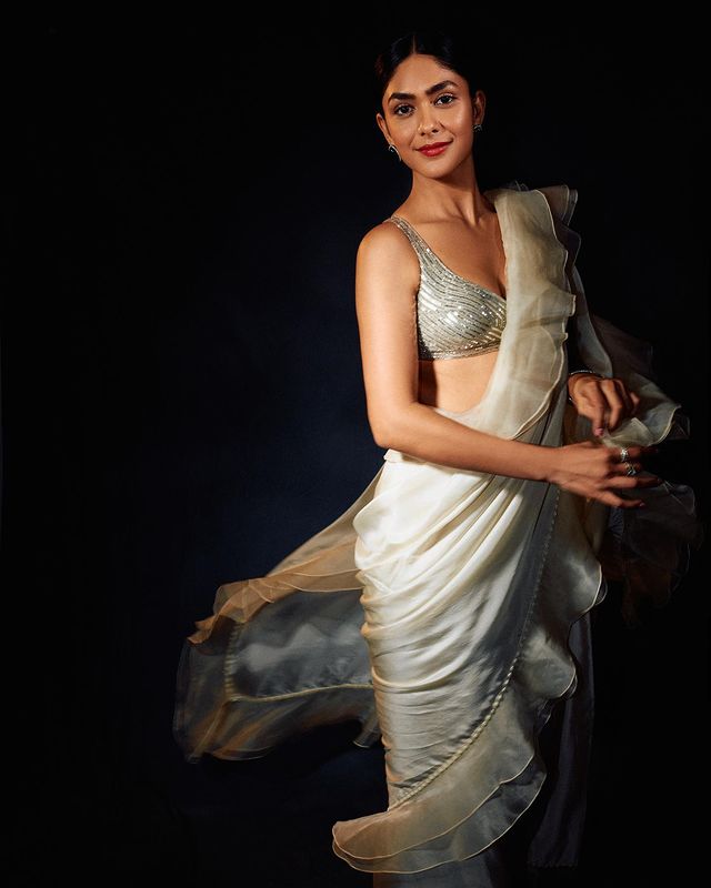 Samantha Ruth Prabhu To Mrunal Thakur: 5 Ways To Style White Sarees 761517