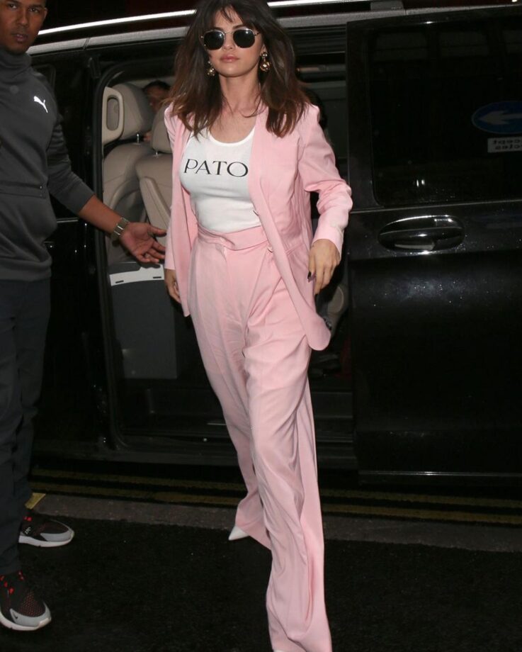 Selena Gomez Flaunts Bossy Vibes In Pantsuit; See Pics 762956