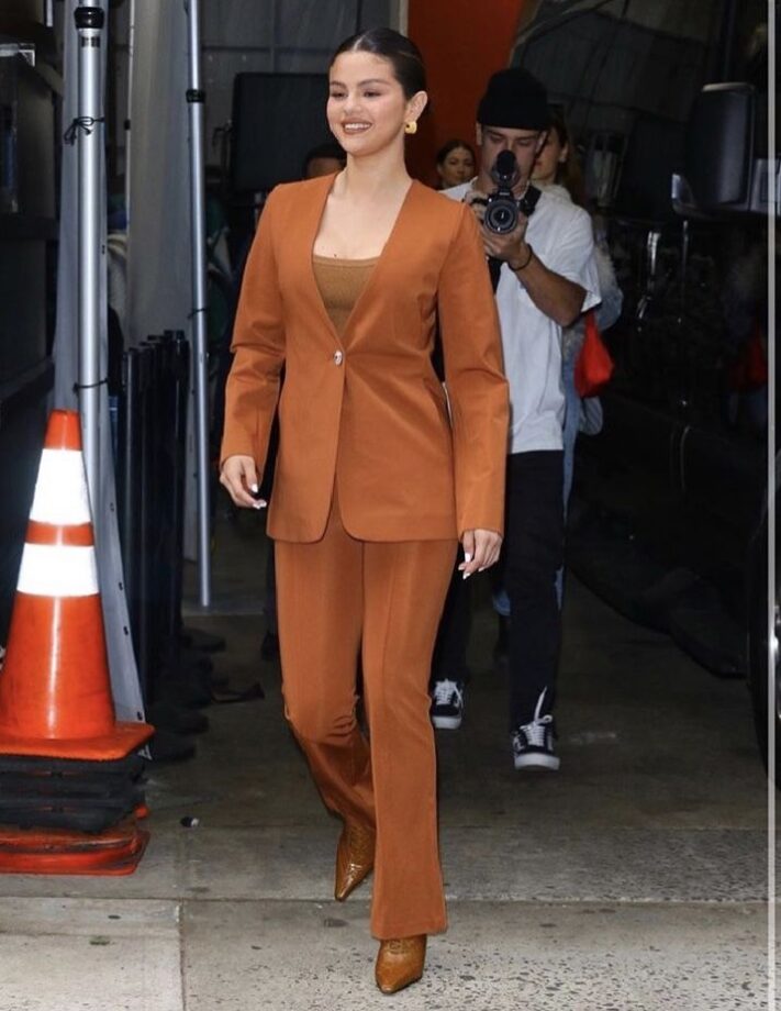Selena Gomez Flaunts Bossy Vibes In Pantsuit; See Pics 762960