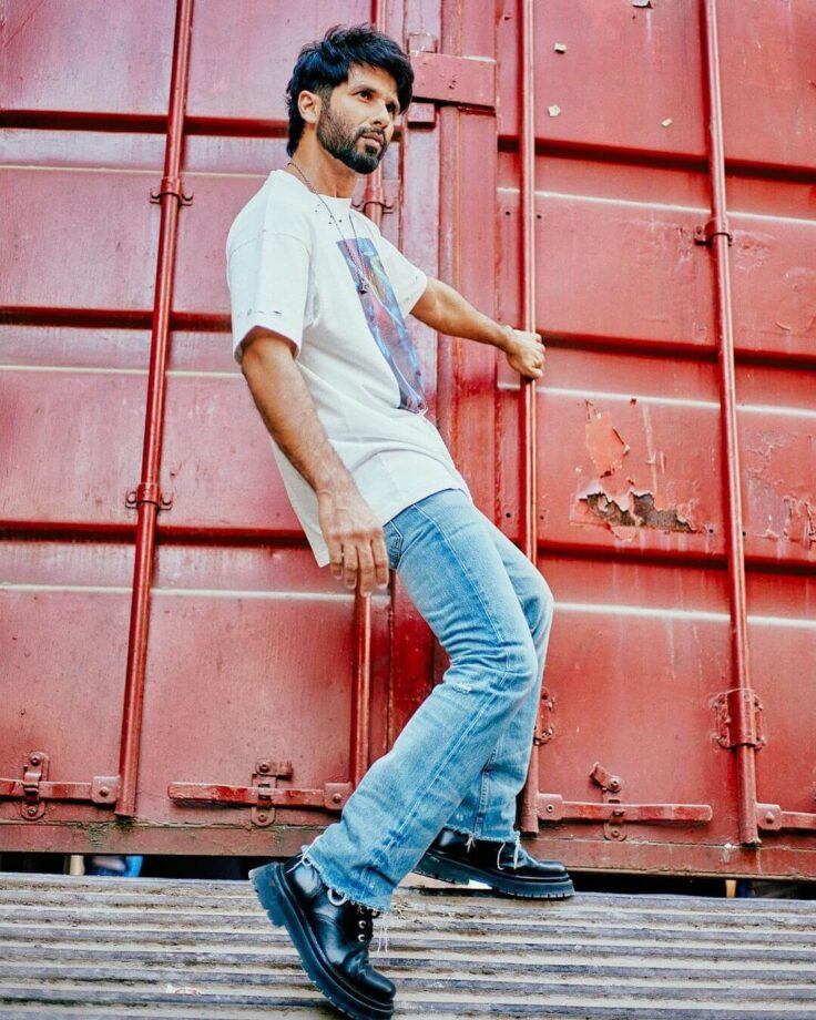 Shahid Kapoor Makes Heads Turn With His Stylish Casual Attire In White T-shirt And Blue Jeans 760055