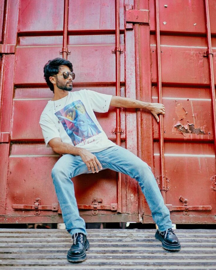 Shahid Kapoor Makes Heads Turn With His Stylish Casual Attire In White T-shirt And Blue Jeans 760056