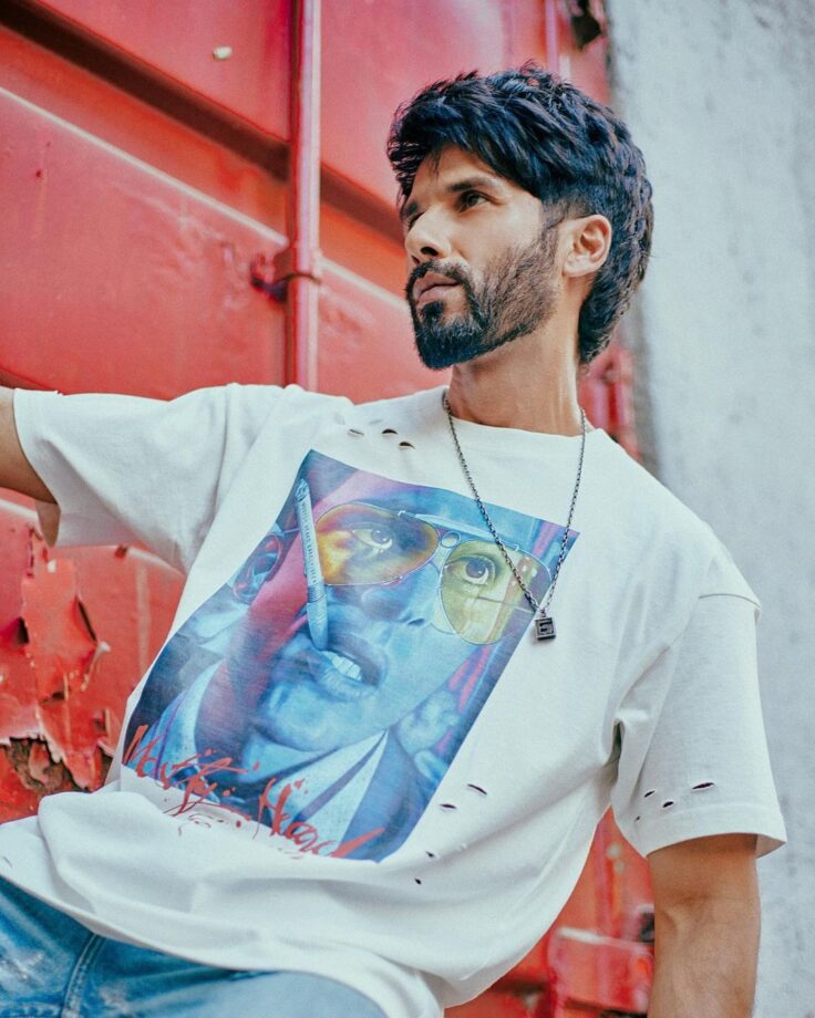 Shahid Kapoor Makes Heads Turn With His Stylish Casual Attire In White T-shirt And Blue Jeans 760054