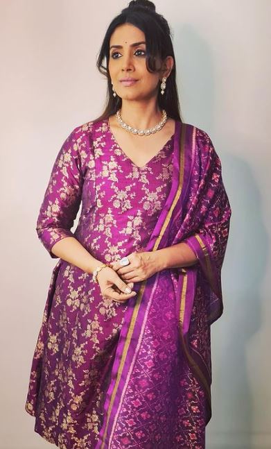 Sonali Kulkarni Is In Love With The Colour Pink; Check Here 764501