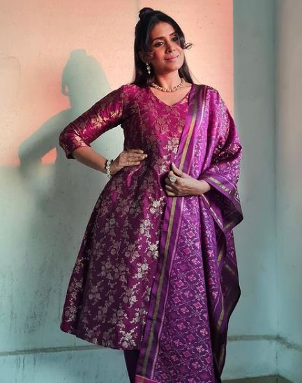 Sonali Kulkarni Is In Love With The Colour Pink; Check Here 764498