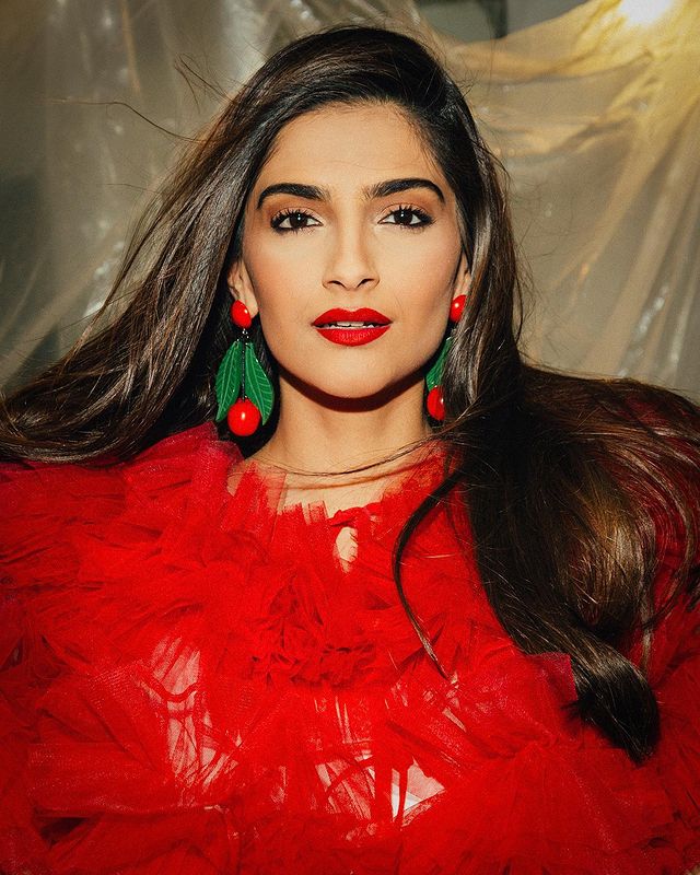 Sonam Kapoor's Head-Turning Appearances In Unique Outfits 754409