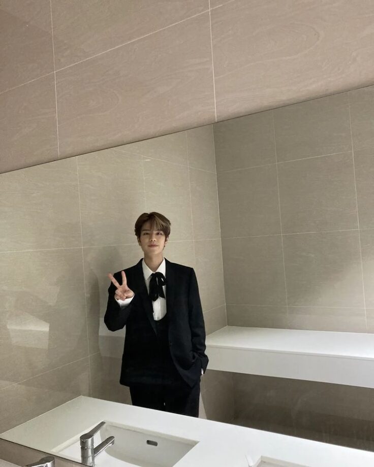 Stray Kids Seungmin's Head-Turning Pictures In Black Tuxedo; Check ASAP 758435