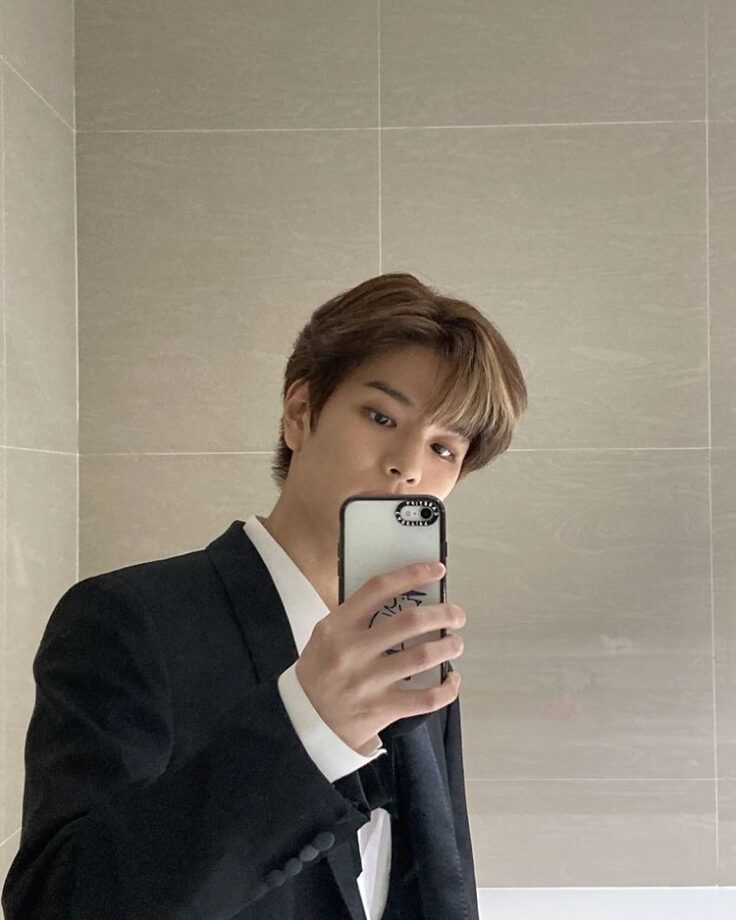 Stray Kids Seungmin's Head-Turning Pictures In Black Tuxedo; Check ASAP 758436
