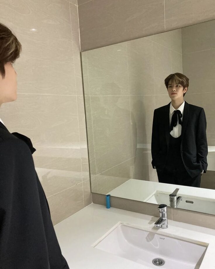 Stray Kids Seungmin's Head-Turning Pictures In Black Tuxedo; Check ASAP 758438