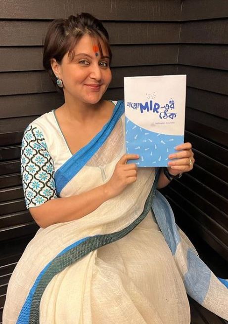 Swastika Mukherjee Colour Matches Her Outfit With Her Special Book; Check Here 761939