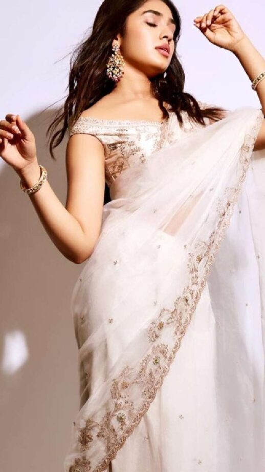 Telugu actress Krithi Shetty is goddess in sarees, see pics 759208