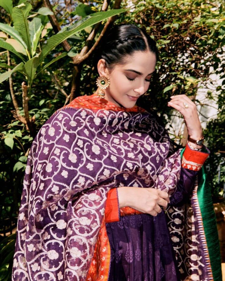 Throwback: Sonam Kapoor Drops Portrait Picture Of Herself At 17, Check Now! 764509