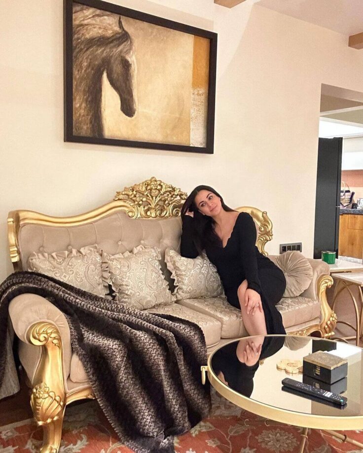 Viral: Shraddha Arya's sensuous couch moment is special 765318