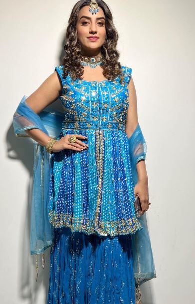 Akshara Singh Looks Ecstatic In Blue Long Kurta With Palazzo 775357