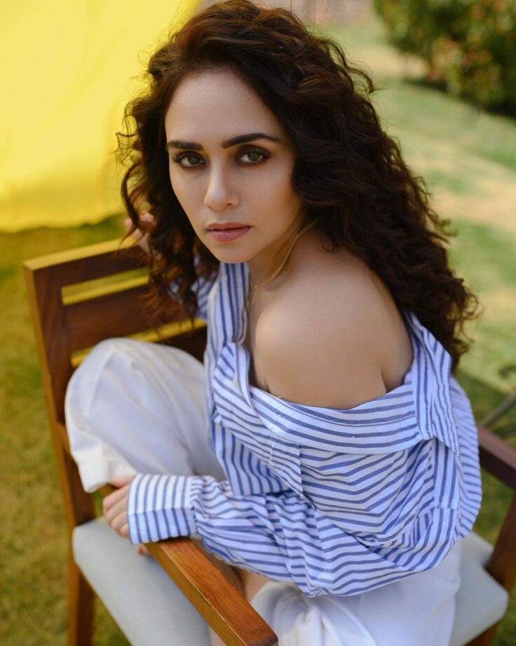 Amruta Khanvilkar Looks Ravishing In A White And Blue Striped Shirt With Beige Pants, Check Now! 771272