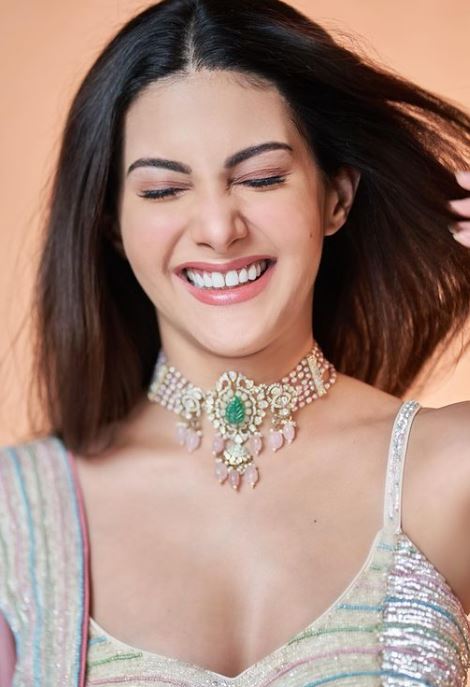 Amyra Dastur Shows Us How She Welcomes Monday With Varied Moods 777841